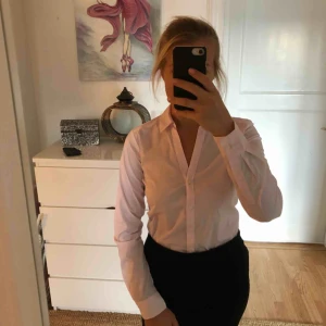  - Rosa tröja frpn H&M, köpte den i maj men har inte använt. Inte mitt färg, så det är i fin skick