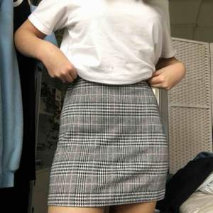 Rutig kjol från h&m i storlek S. Snålt använd 💕 fraktar eller möts upp i stockholm