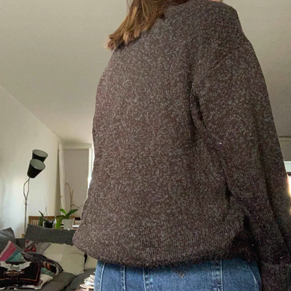 Stickad tröja köpt på secondhand, Står ingen storlek men jag skulle säga att den är som en M, 🐻Frakt: - 🐻. Stickat.
