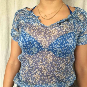  - Cool t-shirt i JÄTTESKÖNT material! Går att styla snyggt till en jeansjacka mm. Kan mötas på söder annars tillkommer frakt😘