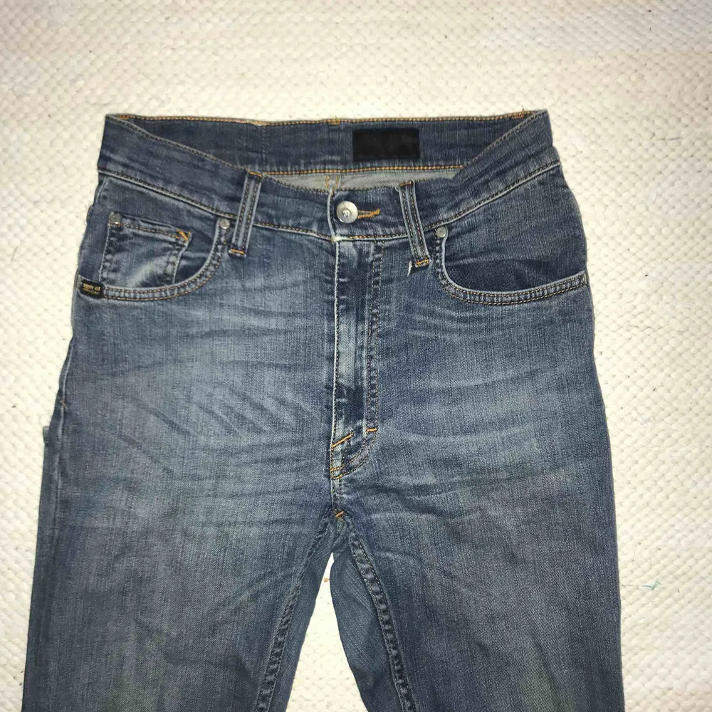Blåa jeans från Tiger of Sweden i modell ”KELLY”, stl.  W27 L34, bra skick men liten slitning i fram vid en av hällorna (se bild). Jeans & Byxor.