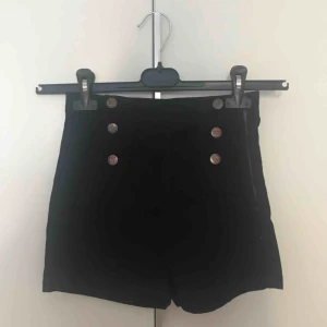  - Marinblåa sailor shorts. Fint skick!