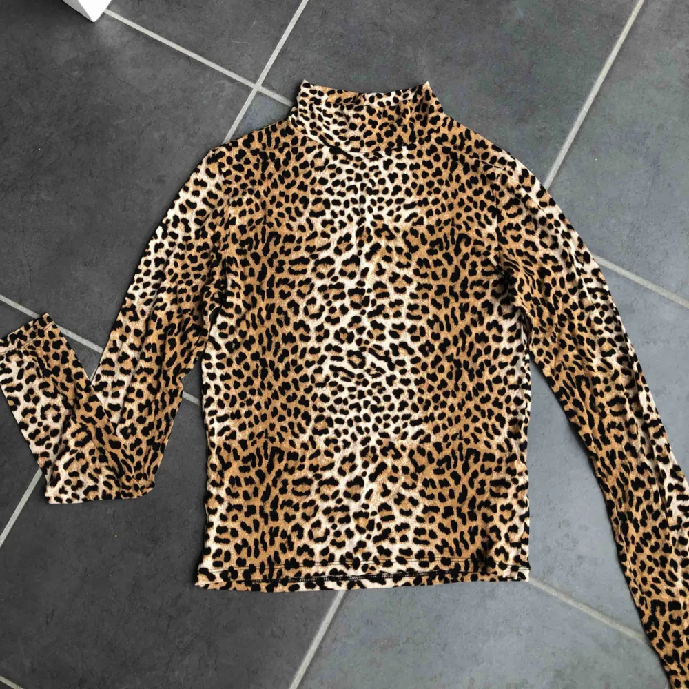 Långärmad polotröja med leopardmönster. Super skönt och stretchigt material. Storlek S✨ Skick: Som ny!  Köparen står för frakten. Tröjor & Koftor.