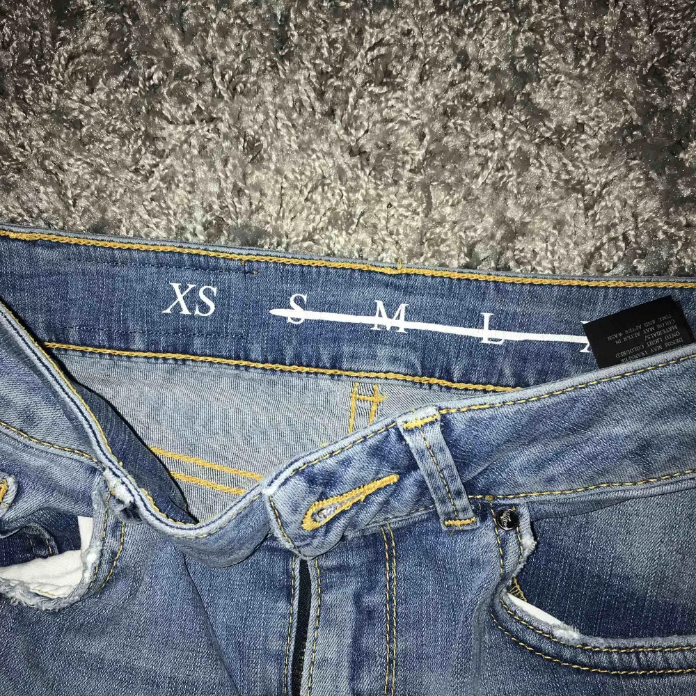 Ett par super snygga tajta cropped jeans ifrån bikbok! Jag säljer dessa pga endast använda en gång och kommer inte till användning! Köparen står för frakten och tar emot swish!💗. Jeans & Byxor.