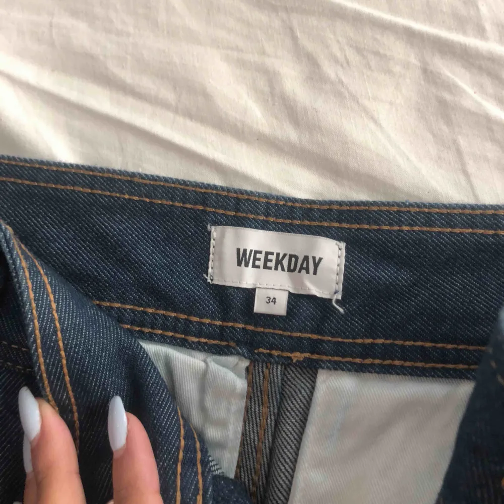Skitsnygga mörkblåa vida jeans från Weekday! Säljer pga för små:( Storlek 34. Aldrig använda 💕💖. Jeans & Byxor.