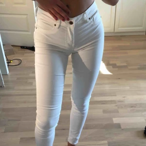  - Vita tighta jeans från H&M, väldigt snygga i passformen. Det står storlek 38 men dessa är så pass stretchiga att det passar på någon som har storlek 36 i vanliga fall. Frakt: 60kr