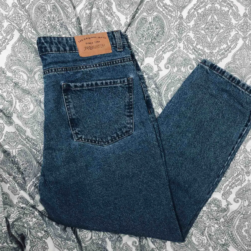 Oanvända Mom jeans i Storleken L men passar S-M skulle jag säga,200kr inkl frakten☺️. Jeans & Byxor.