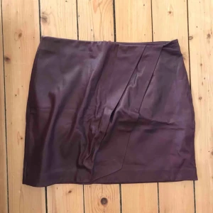  - Vinröd kjol från DAY Birger et Mikkelsen