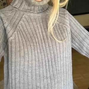  - En mysig stickad tröja. Använd ett fåtal gånger. Köparen står för frakten