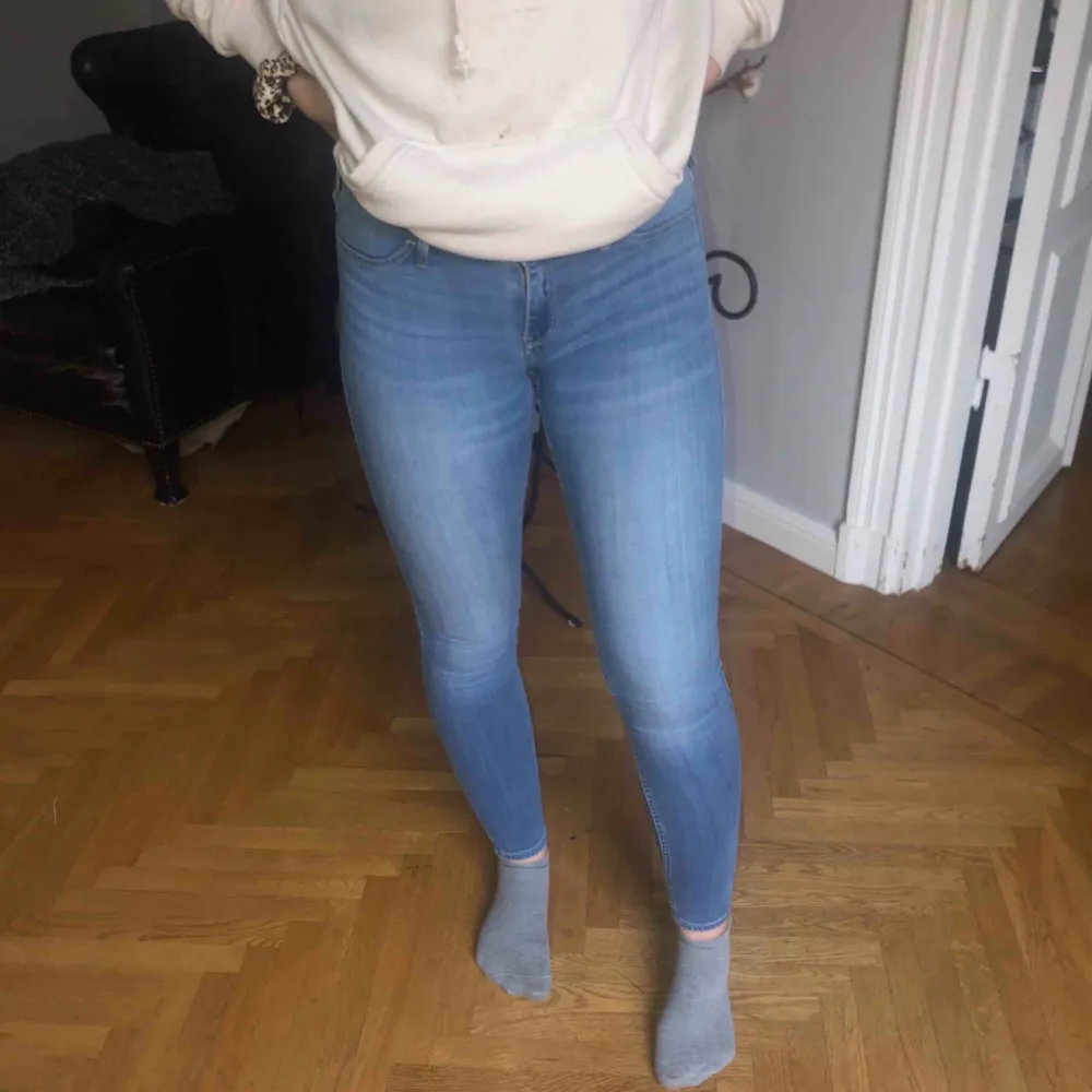Vanliga basic jeans från Hollister. Väldigt stretchiga o sköna. Nypris: 600kr. Jeans & Byxor.