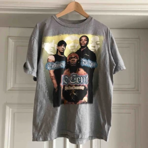  - Eminem, Dr Dre och 50 Cent - Paljetter och bling på tröjan, vissa har ramlat av men i trevligt skick. Hämtas i Uppsala eller skickas mot frakt. Storlek typ large, ingen tag finns.