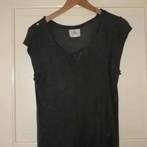 ”Sliten” T-shirt från Savannah, används inte och har storlek S/M
