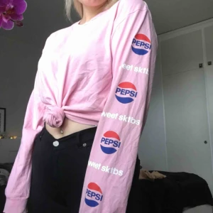  - En oversized svinsnygg tröja. Rosa med tryck längst armarna. Går även att knyta upp. Frakt tillkommer på 39kr, köpt på junkyard🌸🌸