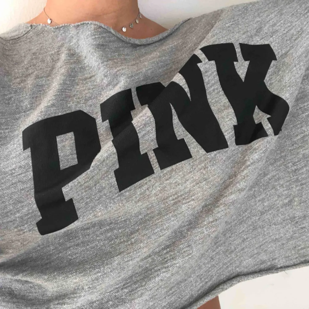 Grå croppad Pink tröja i mysigt material i storlek xs. Använd ett fåtal gånger. Köpare står för frakt 40 kr. Tröjor & Koftor.
