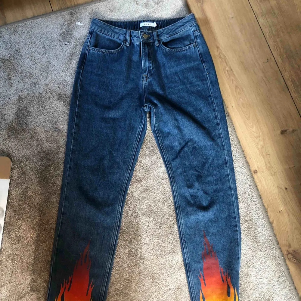Snygga nakdjeans med flames nedtill. Bra skick! Köparen står för frakt🍒💘. Jeans & Byxor.