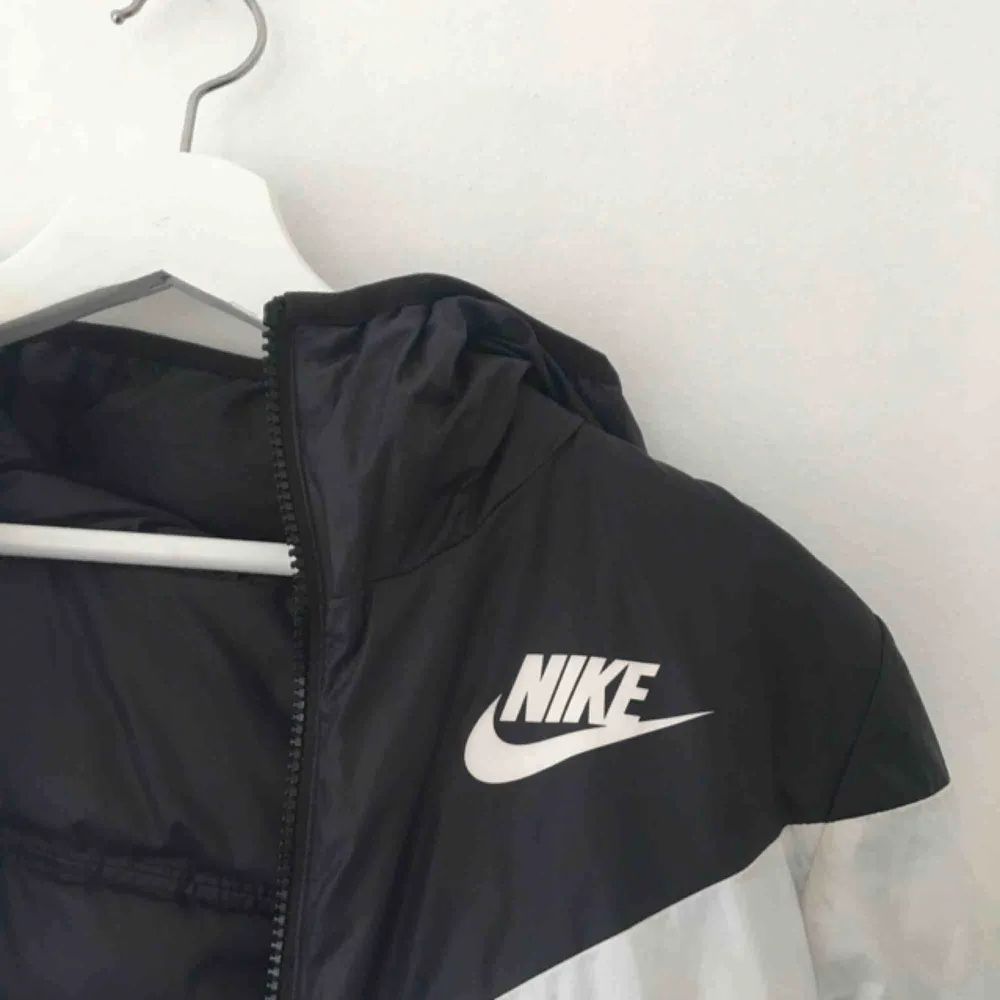 Nike jacka perfekt till hösten/vintern, som man kan ha åt två håll, köpt för 1000kr  210kr + frakt 90kr. Jackor.