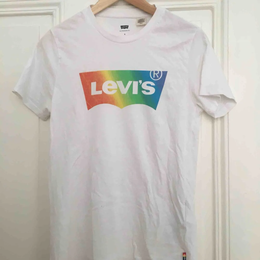 Levis T-shirt med regnbågstryck. Fick i födelsedagspresent förra året men har växt ur😢 Gissar att det är Pridekollektion 2018.🏳️‍🌈🌼. T-shirts.