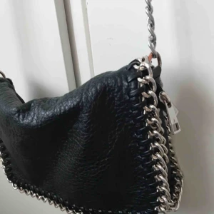  - Väska från scorette med silverkedja. Bra skick förutom lite rost på kedjan. Kan mötas i Stockholm annars tillkommer frakt.