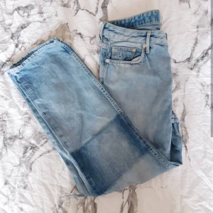  - "Low waisted boyfriend jeans ankle" från Hm i storlek 25. Är väldigt snygga men har aldrig passat mig och nu säljer jag dom. De är i väldigt fint skick då de mest legat i en låda o väntat på att bli använda!  Sista bilden visar på ett ungefär hur dom sitter, mina jeans är ripade bl.a 