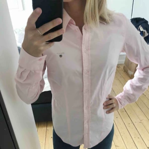  - Gant skjorta i storlek 34. Aldrig använt. 