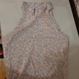  - Fin leopardmönstrad topp, använd max 2 gånger.  Brukar ha på mig S fast den här är väldigt stretchig av sig så en funkar för de med S i storlek också🥰 frakten står köparen för💓