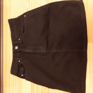  - Svart jeans kjol från h&m. Köpt för 2 månader sen men aldrig använd💓 st Xs-32 på kjolen men Storlek S funkar också!  Väldigt fin och i toppen skick. Köptes för 249 :- Frakten betalas av köparen 