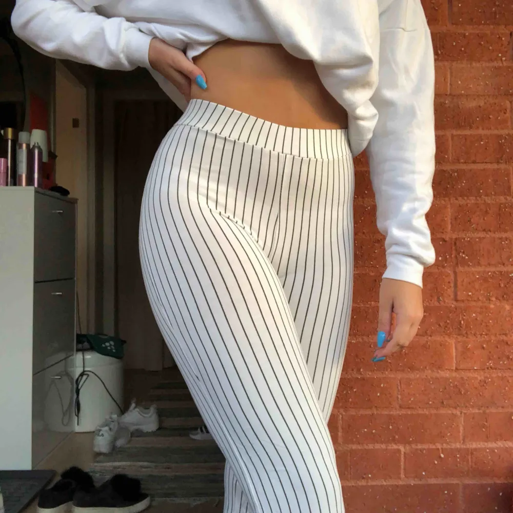 Vita randiga byxor från Gina tricot. Nästan helt oanvända pga inte min stil. Köpare står för frakt. Jeans & Byxor.