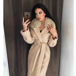  - Säljer denna helt nya beiga kappa med pälskrage pga av felköp/fel storlek. Modellen är mer en over-size (som den 3e bilden) och lär passa en M/L. obs kappan är beige som på dem 2 första bilderna och ej grå som den tredje. Ord pris 3000:-