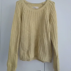  - Gul tjockt stickad tröja från märket Reserved.