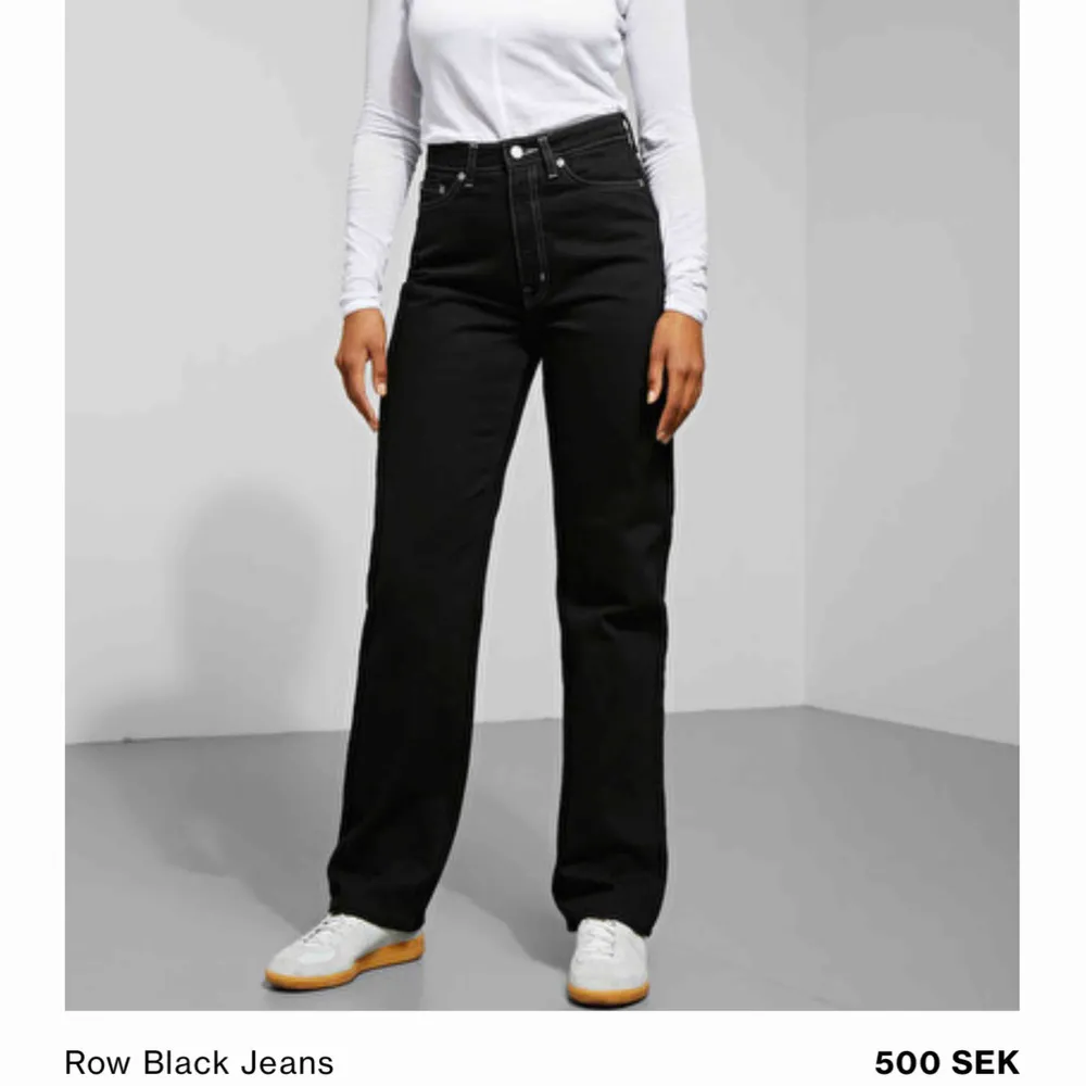 Säljer mina svarta straight jeans med vita sömmar i modellen Row från weekday. Storlek 27/32. Använd ett fåtal gånger men är i bra skick. Svaga vita streck på men syns knappt. Frakten ingår. priset är ej diskuterbart. Ingen returrätt.. Jeans & Byxor.