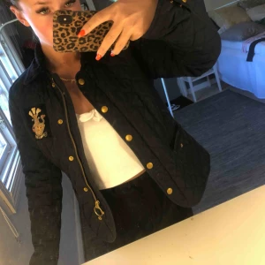  - Fin marinblå höst/vår jacka ifrån Morris . Sparsamt använt. Classy och clean 