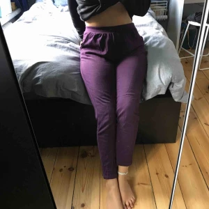  - Supersköna, lila mjukisbyxor från H&M, dem går ungefär till naveln och har resor i midjan. Jag skumme säga att dem passar S/M 