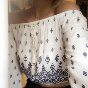  - Sommrig, lite grekisk-inspirerad off-shoulderblus från hm. Superfin och skön med vida ärmar! Kommer aldrig till användning hos mig så säljer därför denna så den får lov att användas! Helt nytt skick<3