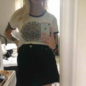  - Vans tshirt. På bild 2 ser man hur lång den är egentligen