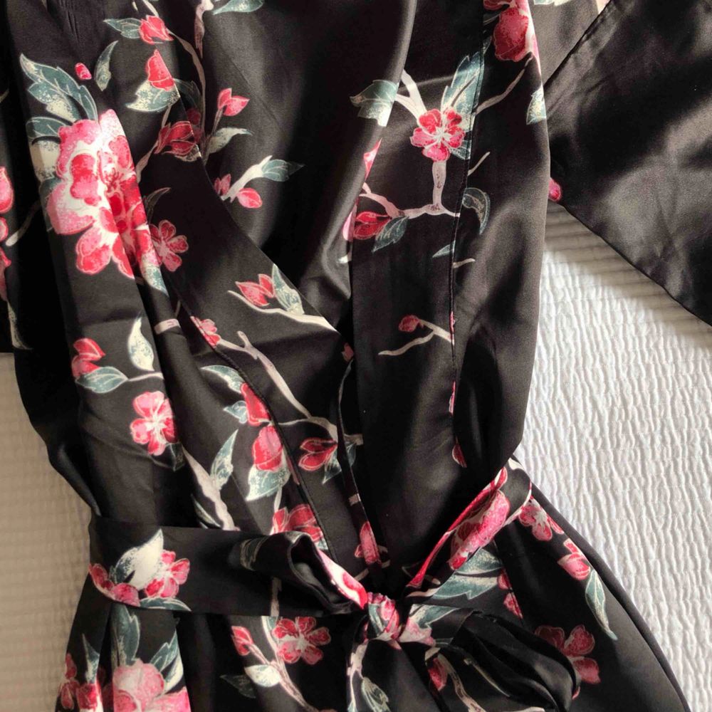 Kimono/morgonrock från Åhléns använd vid ett tillfälle (maskerad). Nypris 399 kr.. Övrigt.