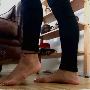  - Klassiska Dr Denim jeans i modellen Kissy!! De är svarta och supersköna. Säljes billigt pga ett hål mellan benen men detta kan lätt kan sys igen! ✨🖤 Postar gärna eller möts upp i Malmö :)