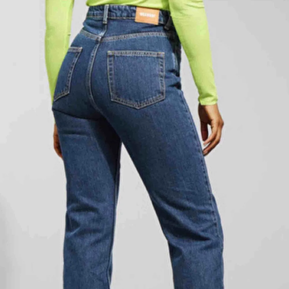 Row jeans från Weekday! Slutsåld modell som är väldigt populär pga passar alla kroppstyper typ😄 ord. pris 500! . Jeans & Byxor.