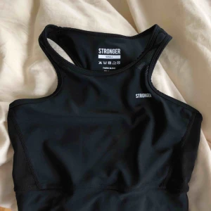  - Säljer den snyggaste sporttoppen från Stronger då den är för liten på mig. Köpte i somras och har endast använt 3 gånger, därför som ny. Säljer en likadan i märkblå, rabatt om ni köper båda