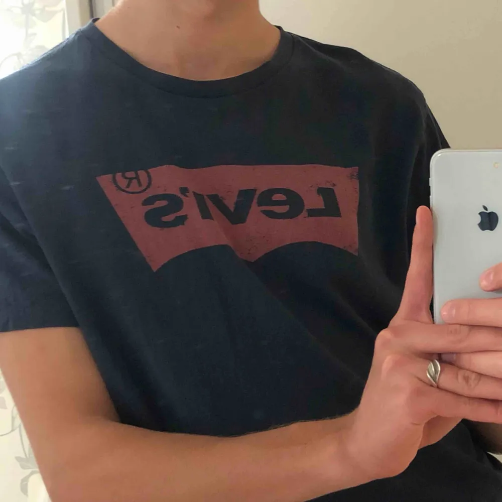 Jätte fin och härlig Levi’s t-shirt i bra skick! Sparsamt använd och behöver en ny ägare :).. T-shirts.