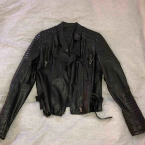  - Svart skinnjacka, aldrig använd. Är rätt stor så tror att den skulle passa M också. Frakt ingår i priset