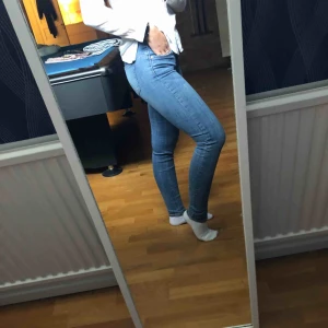  - Jeans från Italien. Stretchiga och bekväma, låg midja  