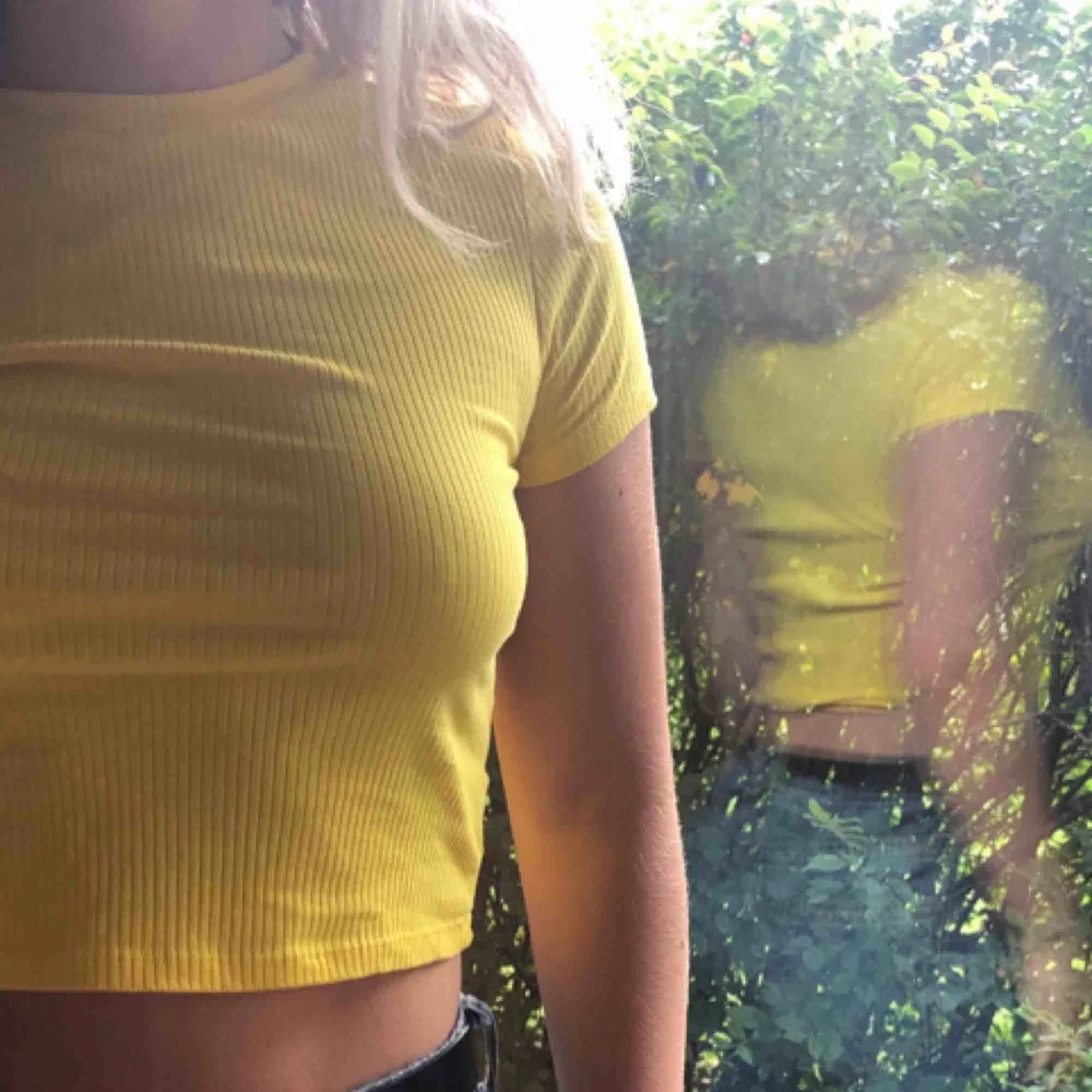 70-tals gul neon tröja aldrig använd, tröjan är i storlek S men skulle säga att den passar även för någon som är storlek XS. . T-shirts.