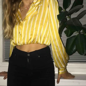  - Ett superfin tröja i siden material. Säljer då den ej kommer till användning. Köparen står för frakt. Priset går att diskutera vid snabb affär❤️