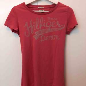 Säljer denna Tommy Hilfiger T-shirt i storlek XS. Färgen är något av en smutsrosa. Knappt använd.