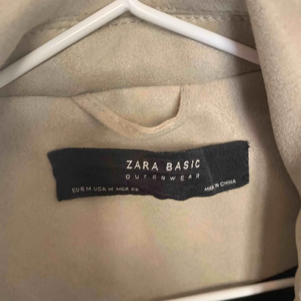 Sjukt snygg jacka ifrån Zara som inte kommer till användning. . Jackor.