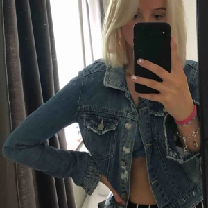  - Säljer min assnygga, lite slitna jeansjacka då den tyvärr är för liten för mig. Köptes för 3 år sedan och använder ganska mycket då men pga storleken har jag inte använt den på länge men i supersick. Från Noisy May