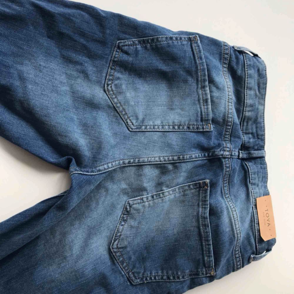 Helt nya jeans i modell Tova, hög midja, smala ben. Frakt 54:-. Jeans & Byxor.