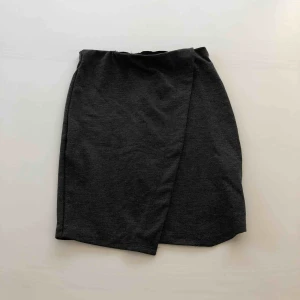  - En stretchig grå kjol från Ginatricot Priset är inklusive frakt