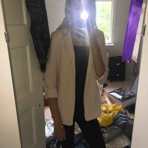  - Suuperfin ljusrosa kavaj/blazer från Bershka i sidenliknande material med halvlånga ärmar. ALDRIG använd. Nypris ca 400