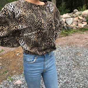  - Djurmönstrad tröja från zara original pris 249kr säljer för 100kr